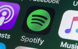 Spotify thử nghiệm một feed dọc giống như TikTok để khám phá nhạc mới