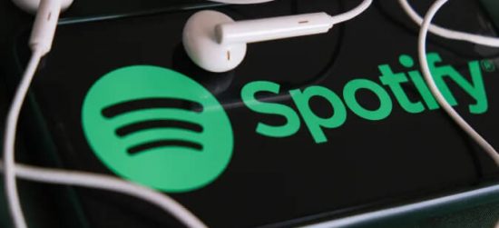 Spotify mua lại Kinzen để phát hiện nội dung độc hại trong podcast
